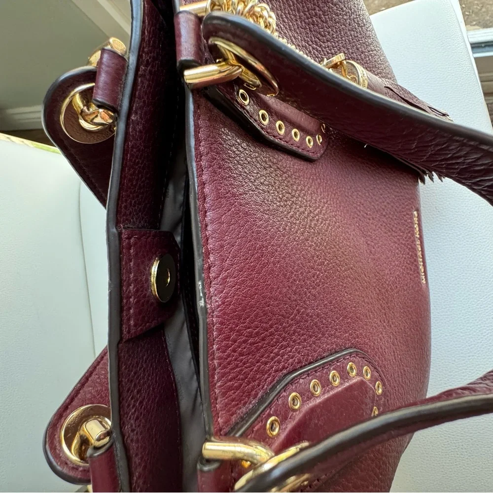 Gorgeous Michael Kors Handbag/Crossbody in very good preloved condition!